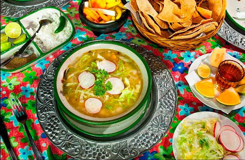 Pozole con todos los aditametos