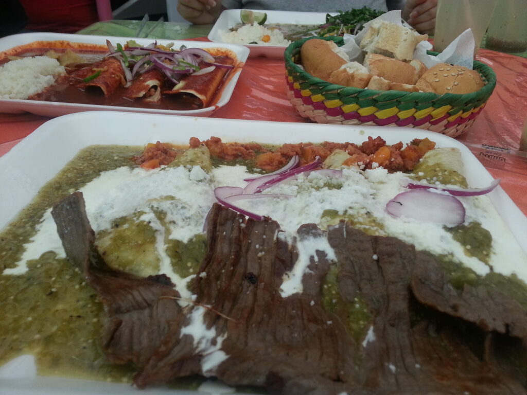 Cecina con crema y enchiladas