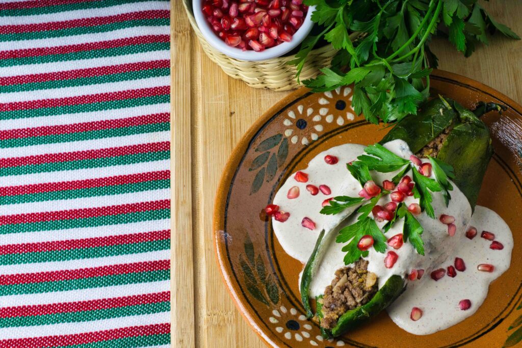 Chiles en nogada sobre una tabla de madera