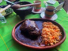 mole con arroz servido en un plato de barro