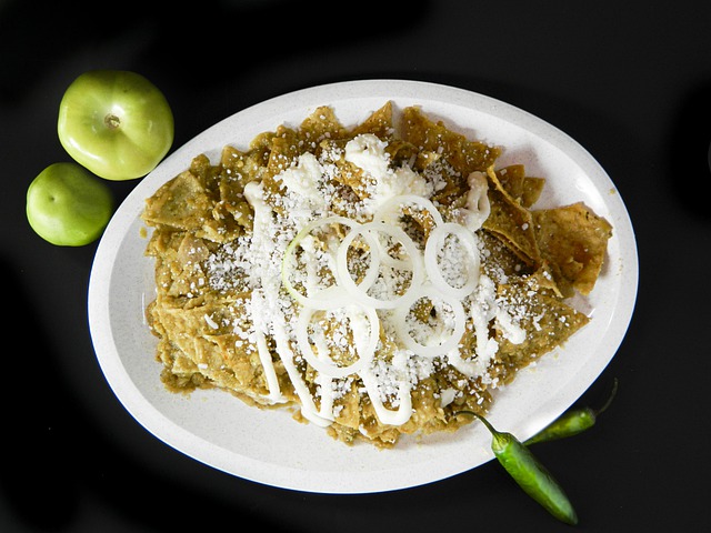 Chilaquiles verdes con cebolla 