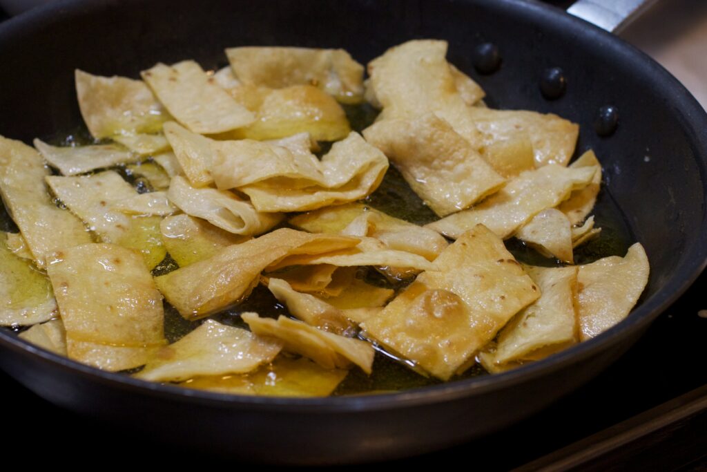 Preparación de totopos para chilaquiles