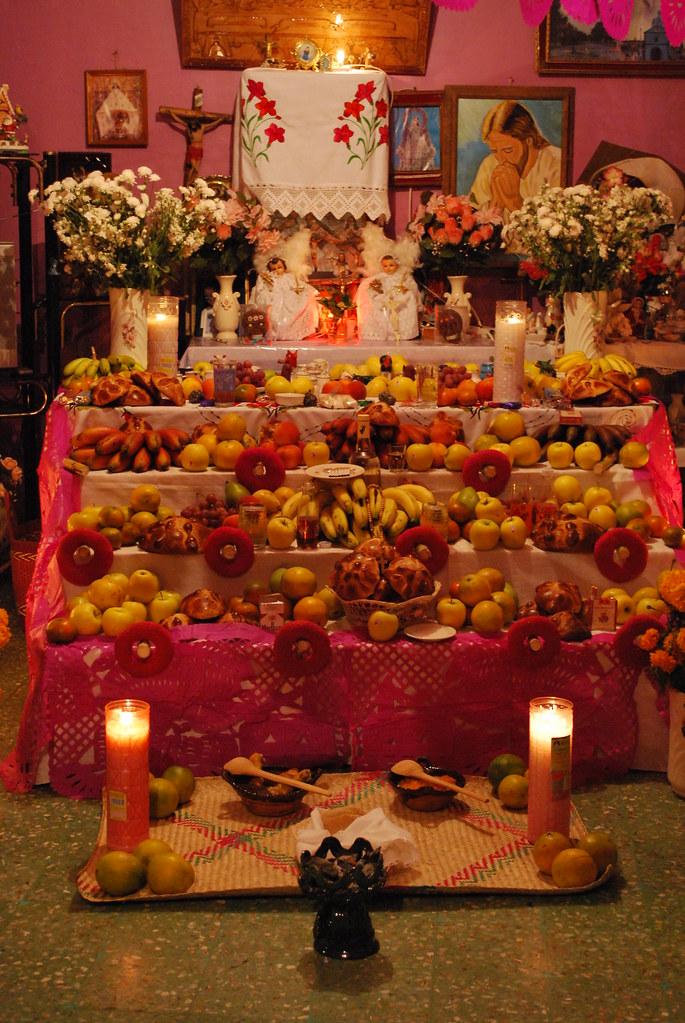 Ofrenda de día de muertos con todos los elementos clave