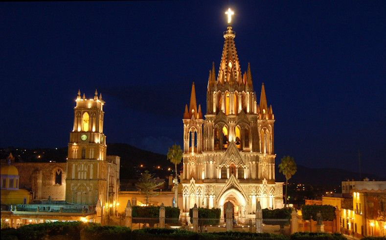 Parroquia de San Miguel Arcángel de noche