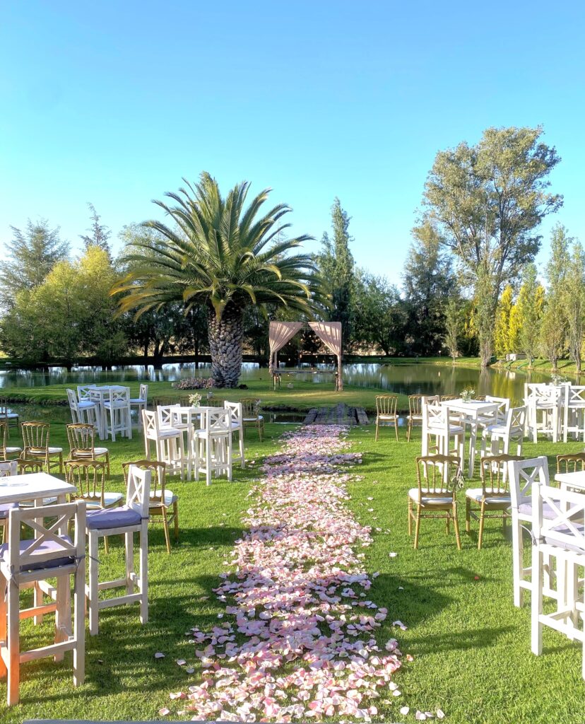 Pasaje de rosas hacia el altar