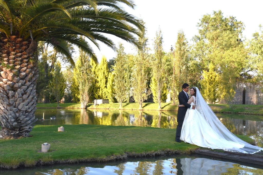 Pareja de novios en un jardín